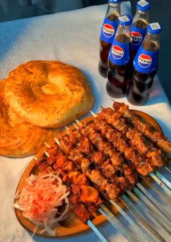 Al Ezoz taomlari — Shashlik va tandir non